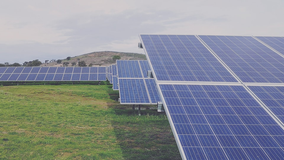 Photovoltaikanlage mit Solarmodulen auf einer Freifläche.