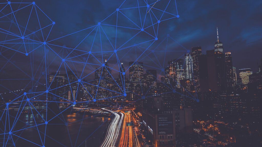 Nächtliche Skyline mit digitalem Netzwerk-Overlay als Symbol für KI-vernetztes Dokumentenmanagement